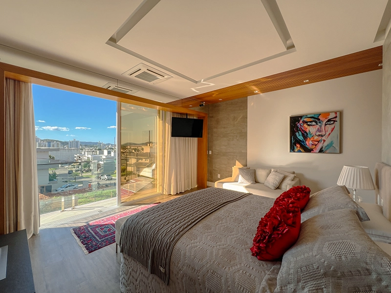 Suíte de apartamento de 3 quartos na Pedra Branca, Palhoça/SC, com sacada integrada e vista para a cidade