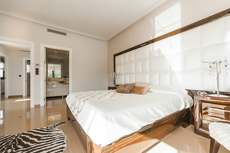 Suíte de casal com banheiro integrado em apartamento na Pedra Branca, Palhoça/SC