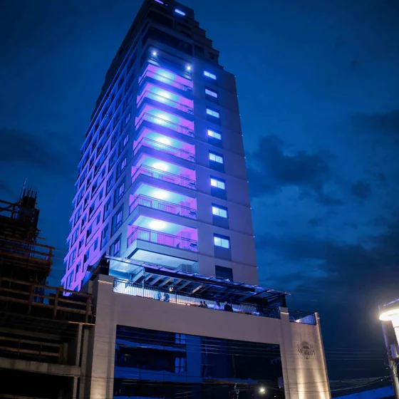 Moriah Residence, do Grupo Emanoel, com fachada iluminada à noite