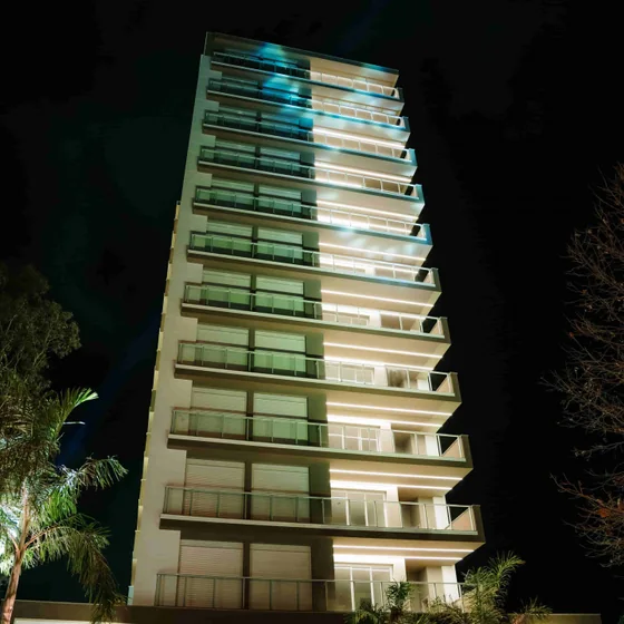 Vogue Residence, do Grupo Emanoel, iluminado à noite