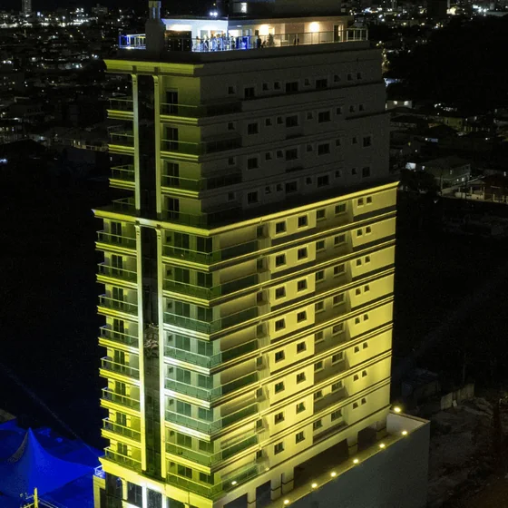Zion Residence, do Grupo Emanoel, com fachada iluminada à noite