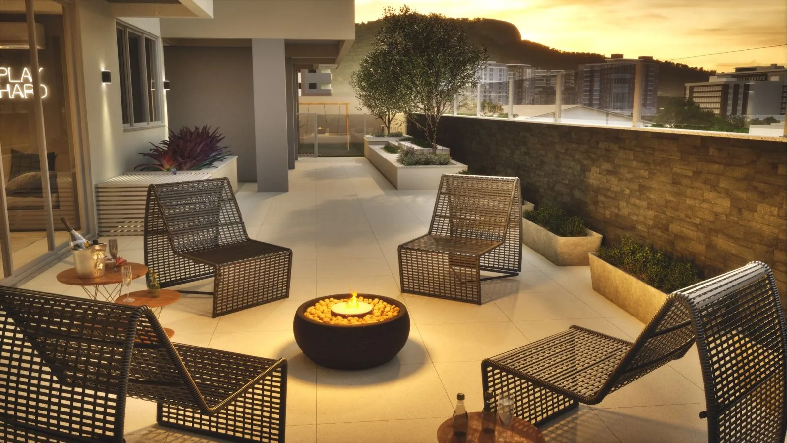 Espaço Sunset do Enjoy, com poltronas em volta de um fogo de chão ao pôr do sol