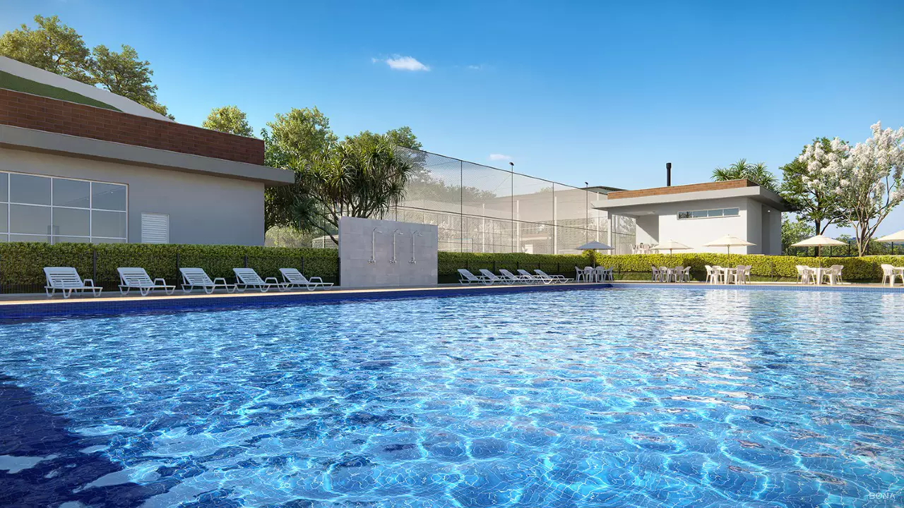 Piscina adulto do Garden Club Residence, com espreguiçadeiras, duchas e a quadra ao fundo