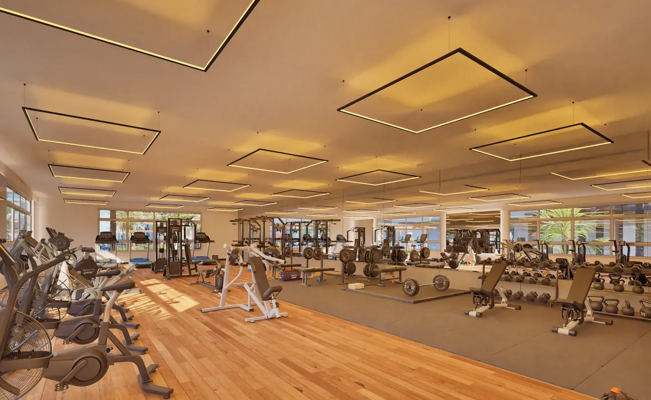Academia do Garden Home Resort, com piso de madeira, esteiras, bicicletas e aparelhos de musculação