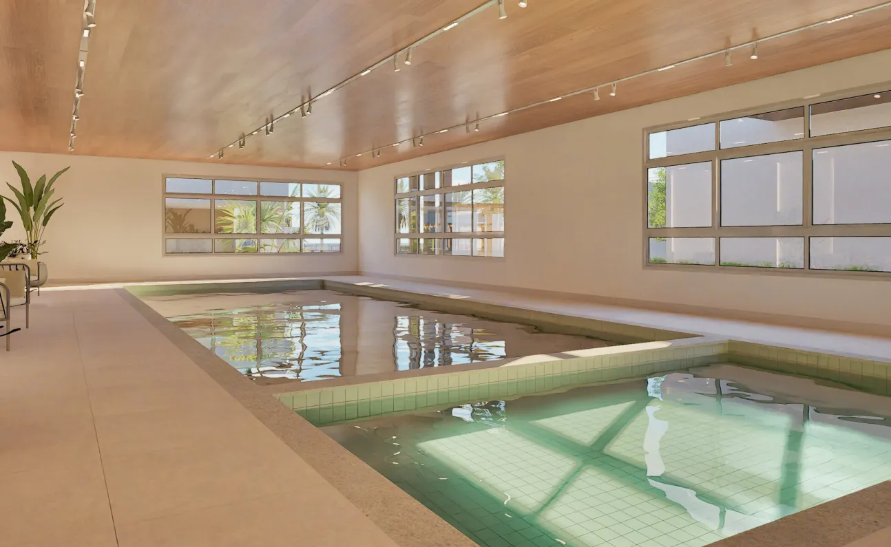 Piscina coberta e aquecida do Garden Home Resort, com teto de madeira e janelas amplas