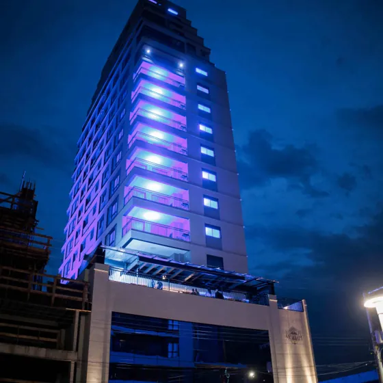 Moriah Residence, do Grupo Emanoel, iluminado à noite