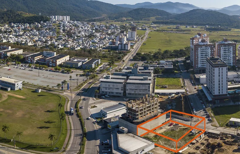 Vista aérea da Pedra Branca com o terreno do New York Residence demarcado, em Palhoça/SC