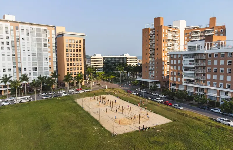Quadras de areia do Passeio Pedra Branca, área esportiva do bairro onde fica o New York Residence