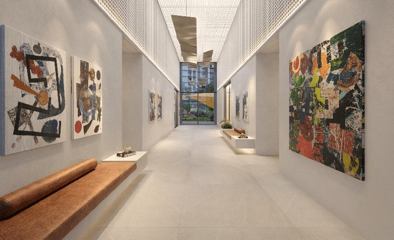 Corredor-galeria do Pátio das Artes com obras de arte expostas nas paredes, na Pedra Branca, Palhoça/SC
