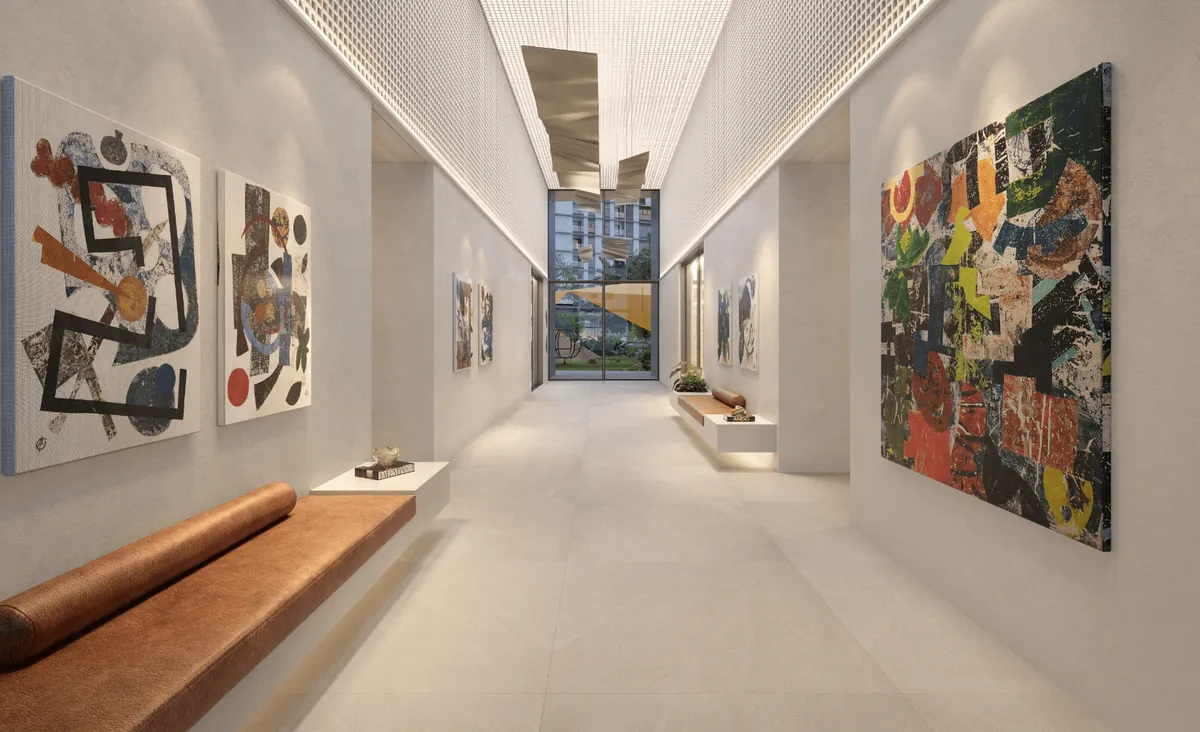 Hall de entrada do Pátio das Artes, com pinturas abstratas coloridas nas paredes e banco de couro