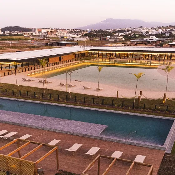 Praia artificial e piscina do clube do Reserva da Pedra
