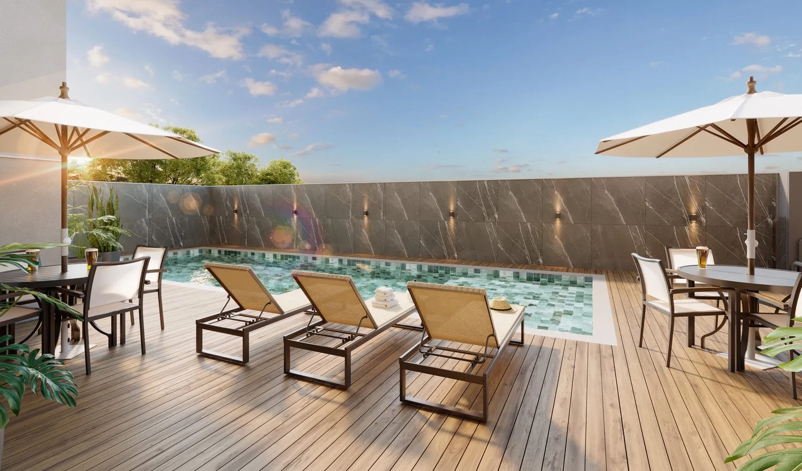 Piscina do Self Residence com espreguiçadeiras, guarda-sóis e deck de madeira