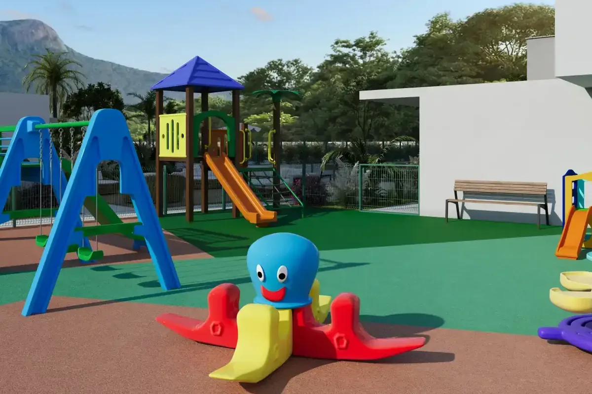 Playground do Sinai Residence com escorregadores, balanço e brinquedos coloridos, com a montanha ao fundo