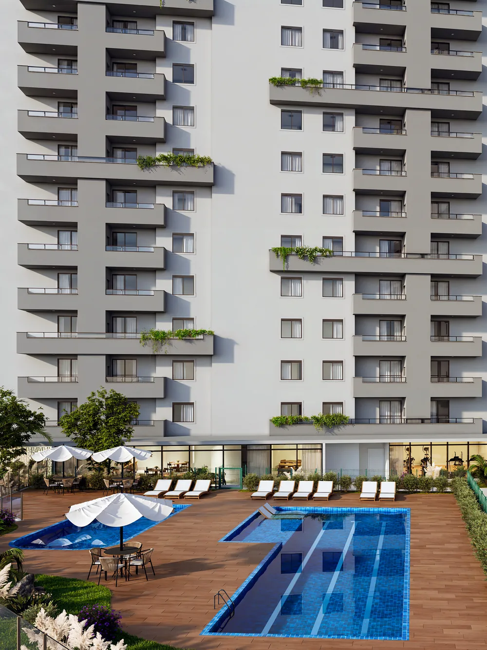 Torre do Sinai Residence com sacadas e jardineiras, sobre o deck de madeira com piscina e guarda-sóis
