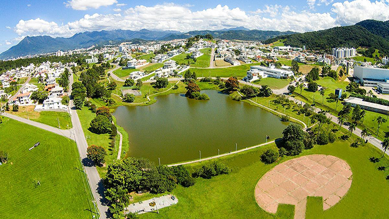 Área de lazer com piscina em condomínio na Pedra Branca