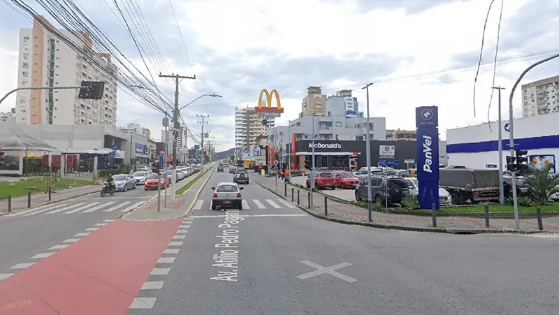 Avenida principal do Pagani com McDonald's, farmácias, shopping e comércio diversificado em Palhoça/SC