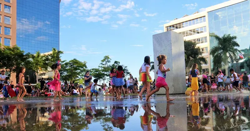 Criancas brincando em um evento no espelho d'água pedra branca Palhoça/SC