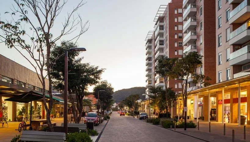 Centro comercial com lojas, restaurantes e serviços na Pedra Branca em Palhoça/SC