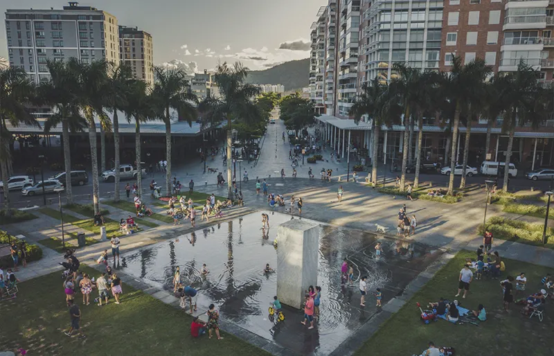 Área de lazer com piscina e praça de fogo do New York Residence